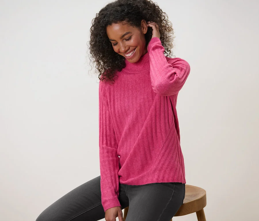 Gerippter Strickpullover mit Stehkragen