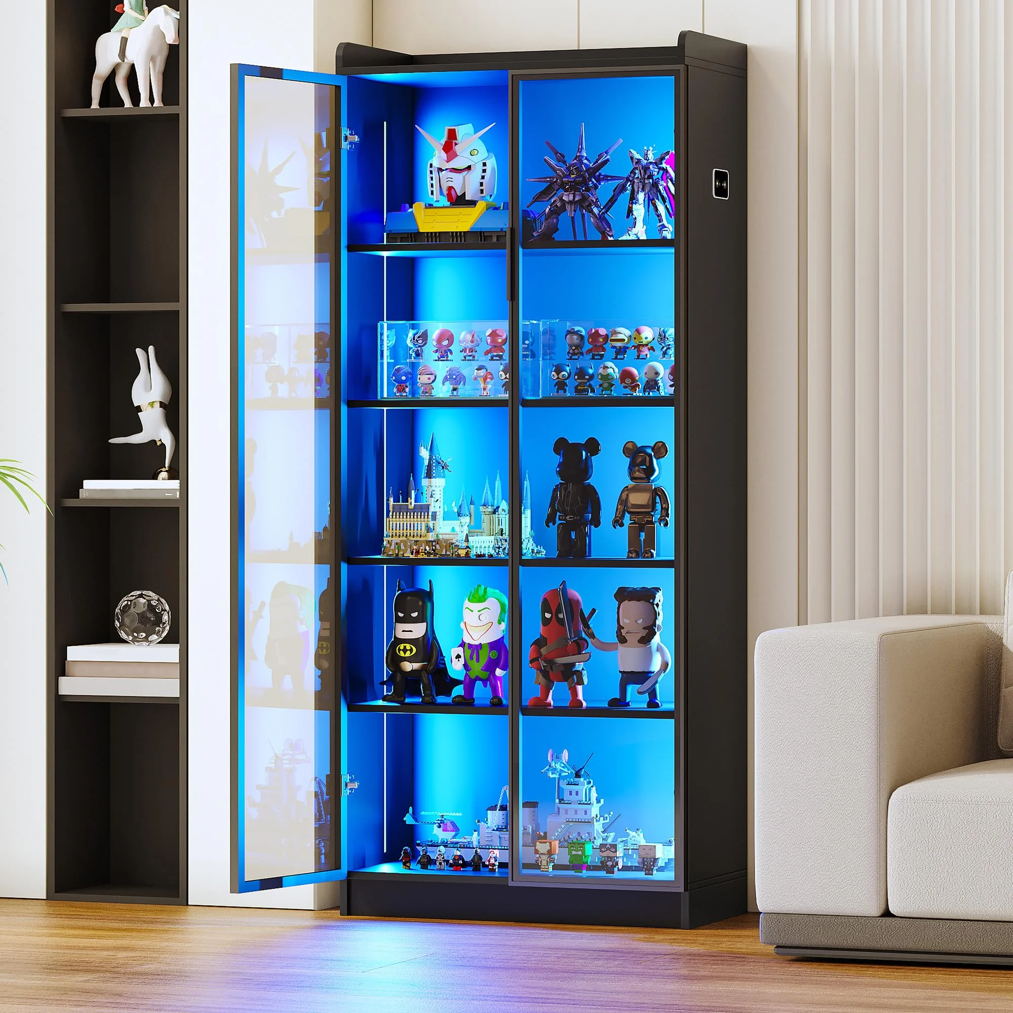 Gurexl Vitrine mit LED Beleuchtung und Intelligente Sensorik für Kuriositäten,Vitrinenschrank mit 5 Höhenverstellbaren Böden und Acryltür für Wohnzimmer,Persönliches Büro,Studie,Schätze,Schwarz