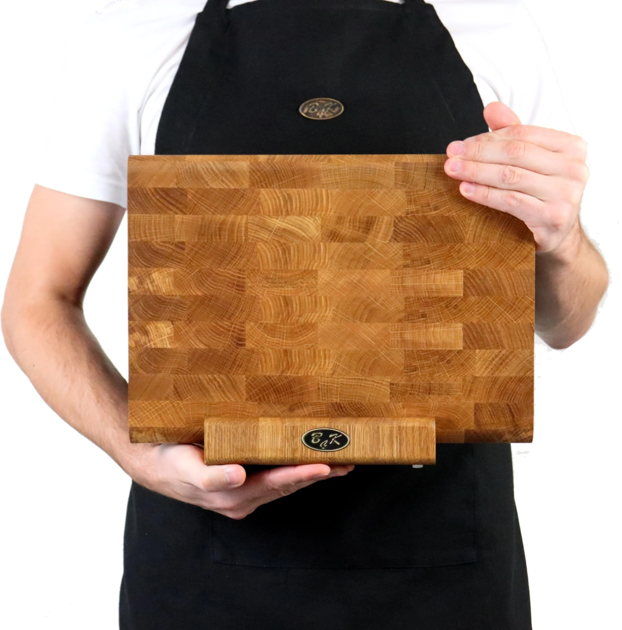 B4K® Schneidebrett 35 × 25 cm – Hackblock aus Eichen-Stirnholz mit Ständer und abgerundeten Kanten – rutschfest mit Silikonfüßen & Griffmulden – ideal für Küche & BBQ