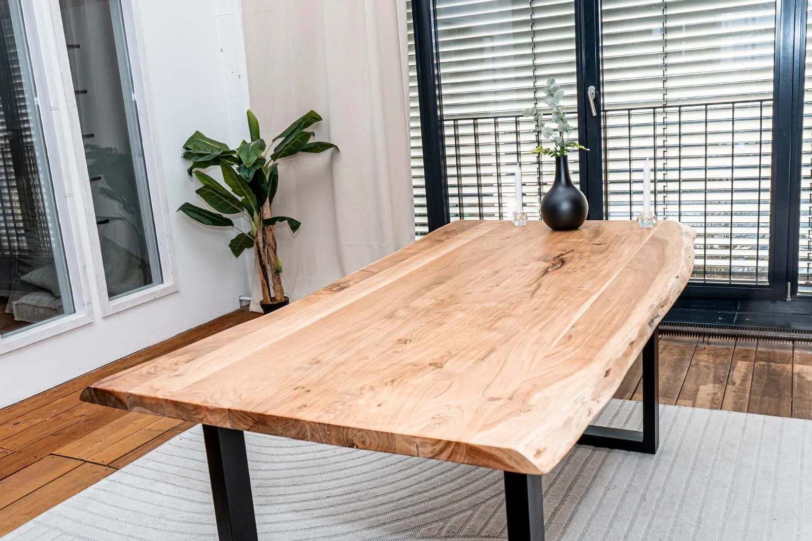 Linele Baumkantentisch 160x85x77 cm – Tischplatte 3,6 cm – Massivholz Esstisch aus Akazienholz mit U-Gestell, echte Baumkante, naturfarben – Handgefertigt & robust – inkl. Lieferung an den Wunschort