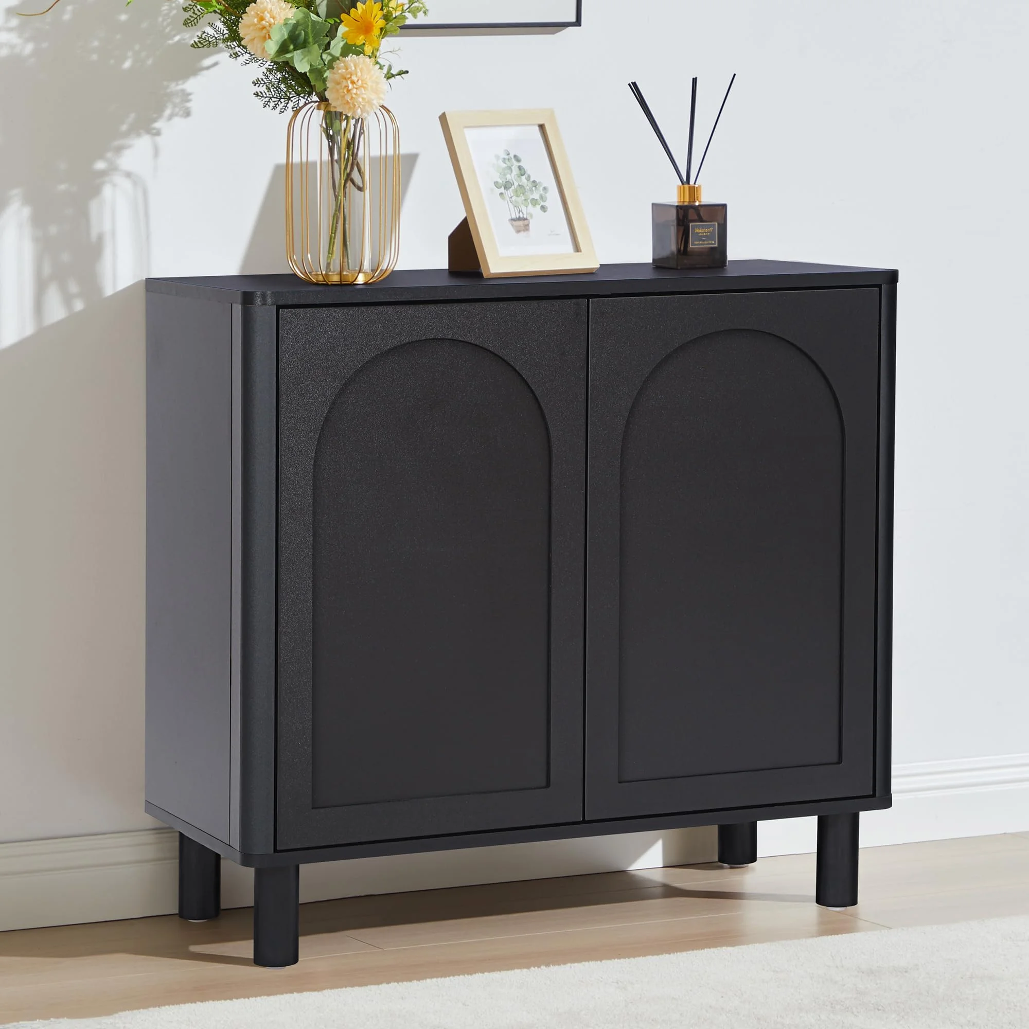 GuannCraft Modernes Sideboard aus Holz mit geschwungenen Seiten | Doppeltüriger Aufbewahrungsschrank mit Naturfinish für Wohnzimmer, Esszimmer und Eingangsbereich (Schwarz)