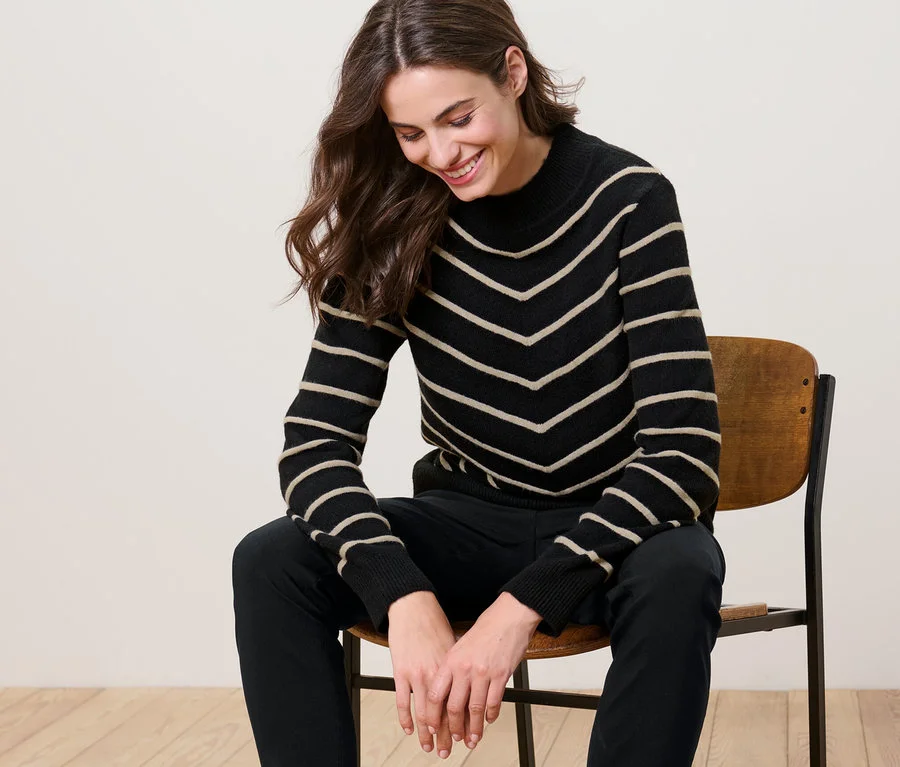 Gestreifter Strickpullover mit Stehkragen, schwarz