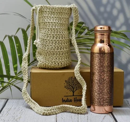 India House handgefertigte, vollständig gravierte Flasche aus 100% reinem Kupfer mit Makramee-Beutel/Wasserflasche/Geschenk/1000 ml