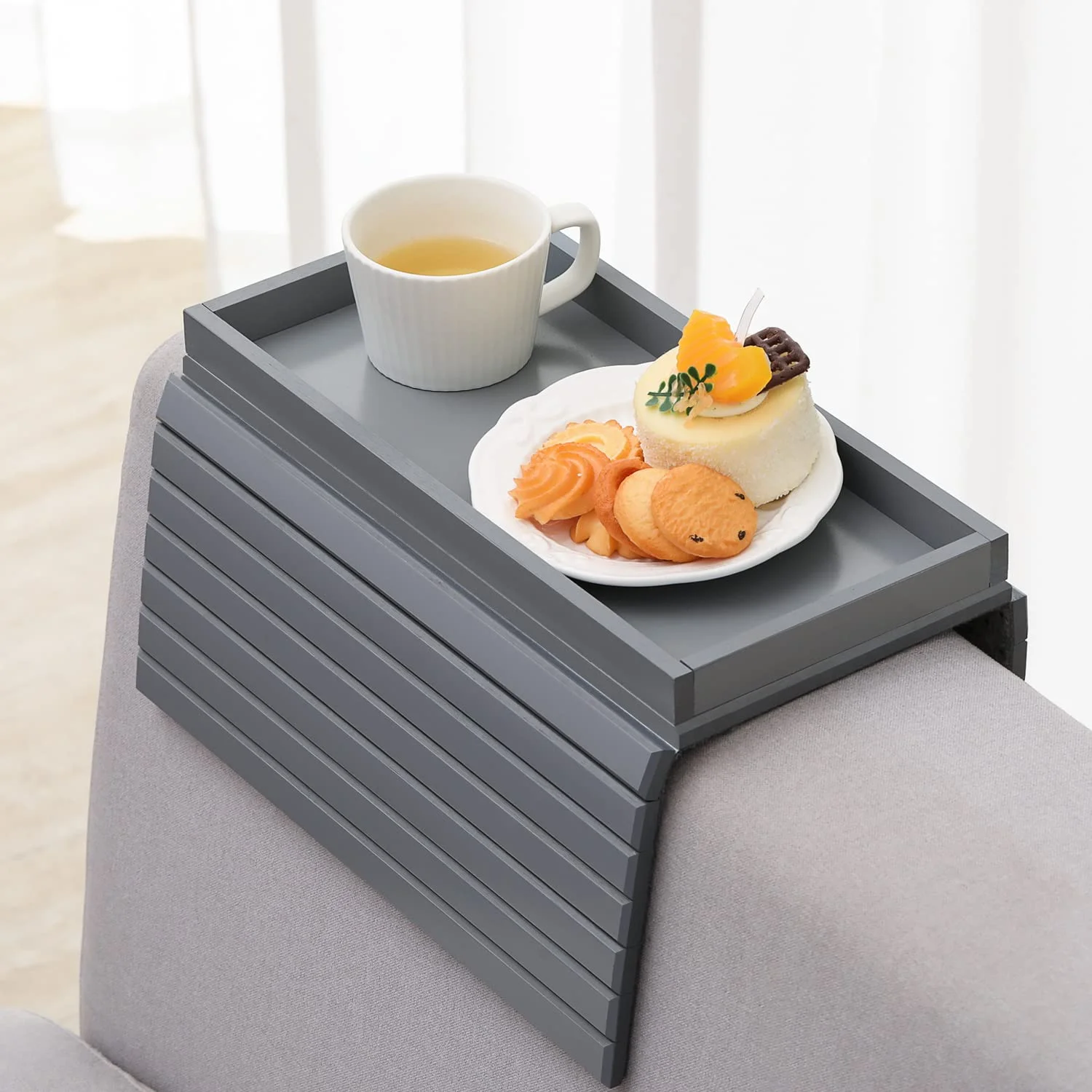 GEHE Natürlicher Bambus Sofa-Armlehnentablett, Flexibler und Faltbarer Couchtisch Mit Rutschfester Oberfläche für Snacks, Telefon, Fernbedienung, Tassen - Grau