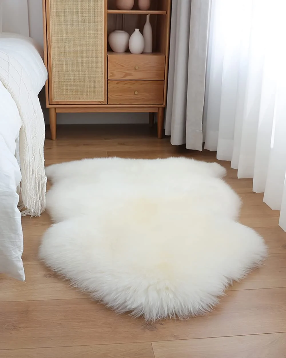 YIHAIC, Kunstfell, Teppich aus Schafsfell, dekorativ, lange Haare, Imitat aus Baumwolle, perfekt als Bettvorleger, Badezimmer-Teppich oder fürs Sofa 60 x 90 cm Bianco